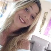 Mentora personal especializada en el ámbito del
crecimiento personal, con pasión en mi
labor de acompañar en el desarrollo de
la autovaloración a nivel individual y
grupal. 
Formada académicamente en Experto en Psicología Positiva Aplicada en la Universid